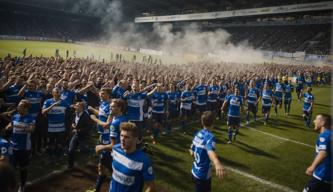 Fans des MSV Duisburg stürmen Innenraum und unterbrechen Spiel gegen Aue